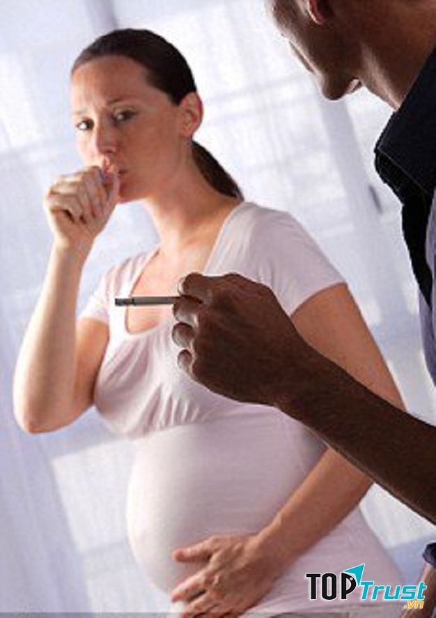 Khi vợ mang thai, các ông chồng tuyệt đối không hút thuốc lá