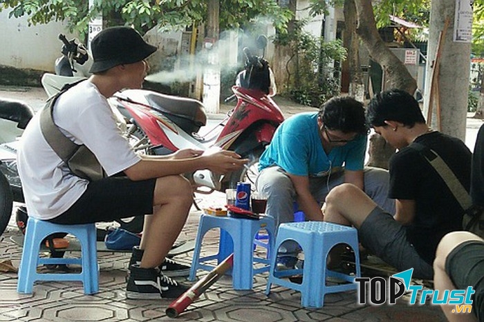 Bên cạnh đó, bạn hút thuốc lá không chỉ ảnh hưởng tới bạn mà còn ảnh hưởng tới những người xung quanh bạn.