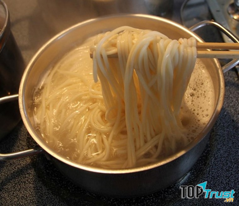 Khuấy mì trong khi luộc