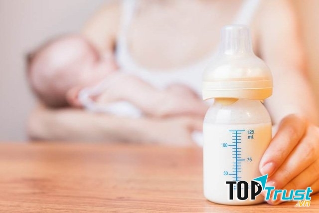 Không lắc bình sữa mới rã đông