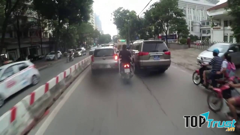 Không lách vào khe hở quá hẹp giữa hai xe