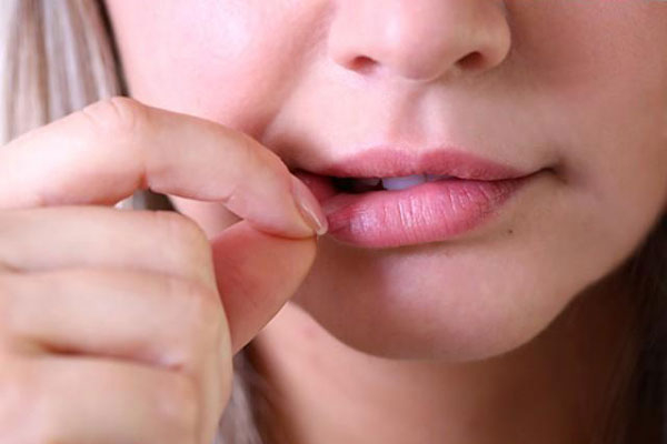 Không liếm môi hoặc bóc da môi