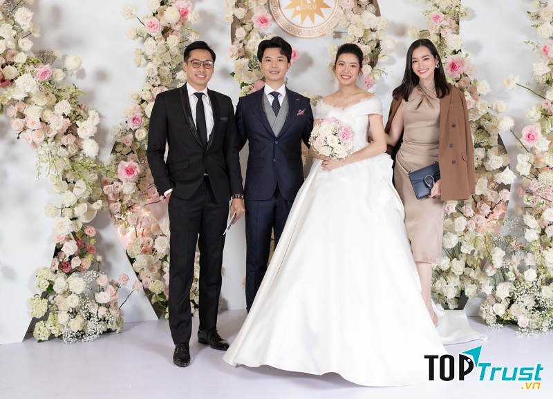 Hãy tiết chế cảm xúc của mình và lựa chọn cho mình những bộ trang phục thời trang cá tính phù hợp hơn khi tham dự đám cưới.