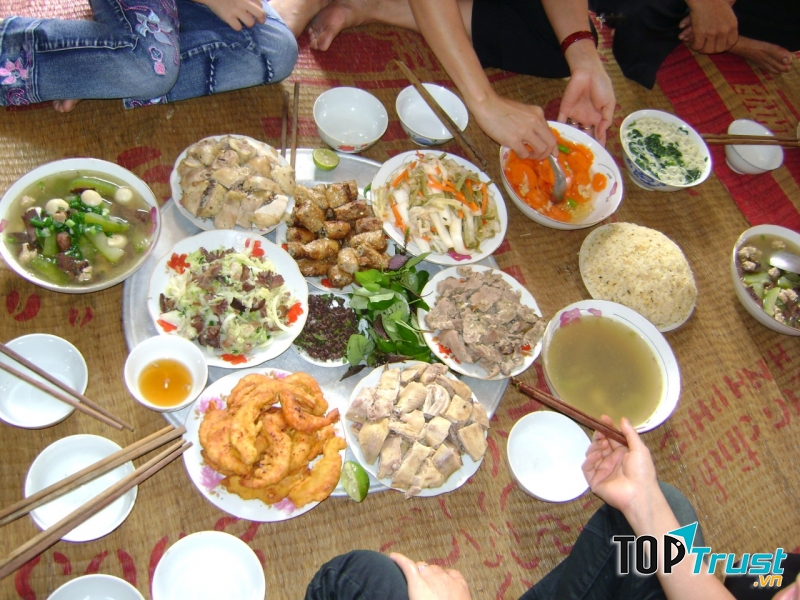 Việc chờ đợi người khác cùng ngồi vào bàn ăn trước khi đụng đũa là phép lịch sự tối thiểu.