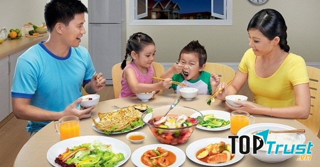 Nên mời cơm người lớn tuổi trong bữa ăn