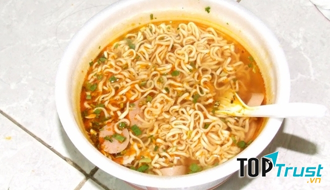 Mì tôm là thực phẩm ăn đêm rất được yêu thích, nhưng hãy cân bằng để cơ thể khỏe mạnh