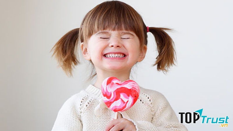 Không nên cho trẻ ăn vặt bánh, kẹo và nước ngọt