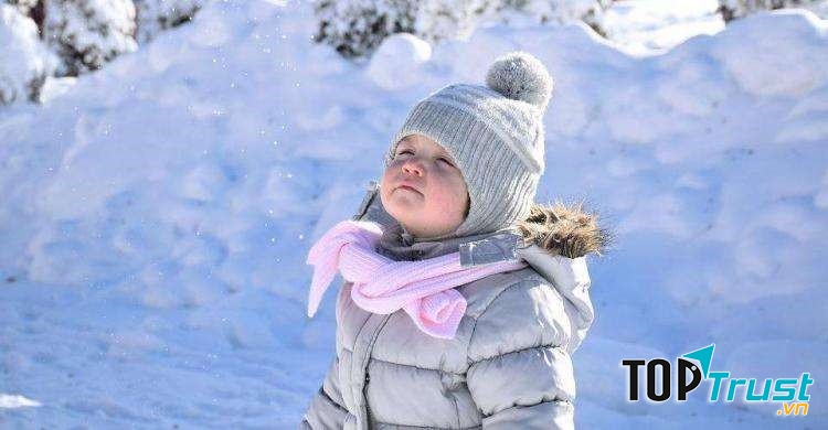 Không nên cho trẻ ra ngoài khi trời lạnh giá