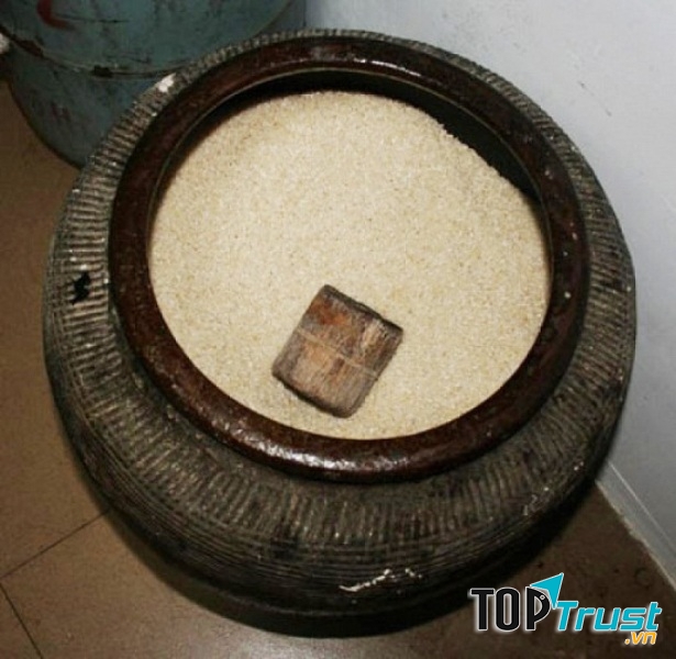 Hũ gạo tượng trưng cho sự giàu có và tài sản của gia đình