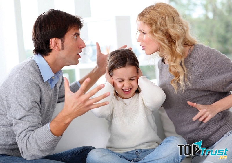 Không nên đôi co chuyện tiền bạc trước mặt con