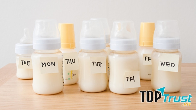 Hâm sữa trong lò vi sóng sẽ làm mất đi đáng kể đặc tính chống viêm, miễn dịch ở sữa