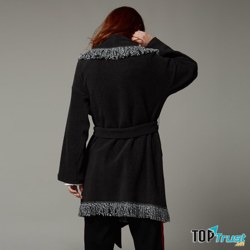 Không nên mặc một áo quá dày khi bay