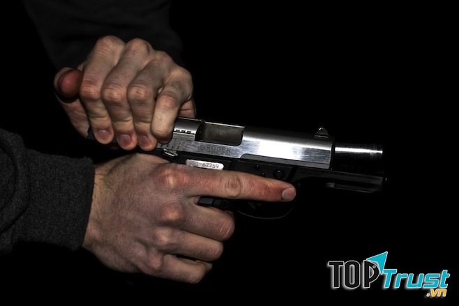 Không nên một mình tấn công bọn cướp