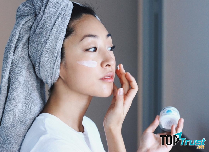 Thay đổi sản phẩm chăm sóc da một cách hợp lý và phù hợp với tình trạng da là điều rất nên làm.