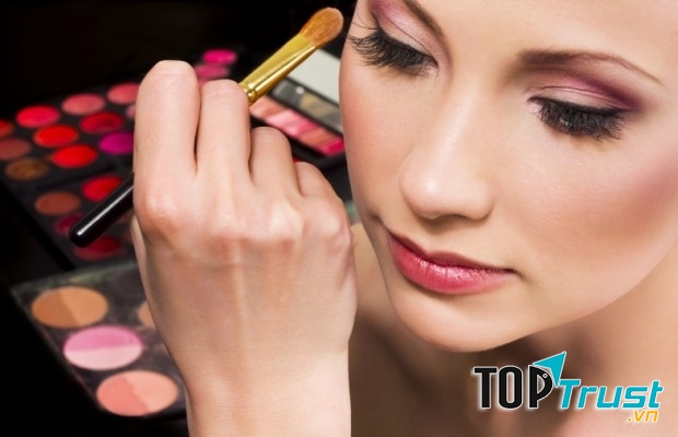 Hạn chế dùng mỹ phẩm