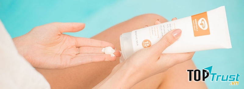 Không quên kem chống nắng cho da tay