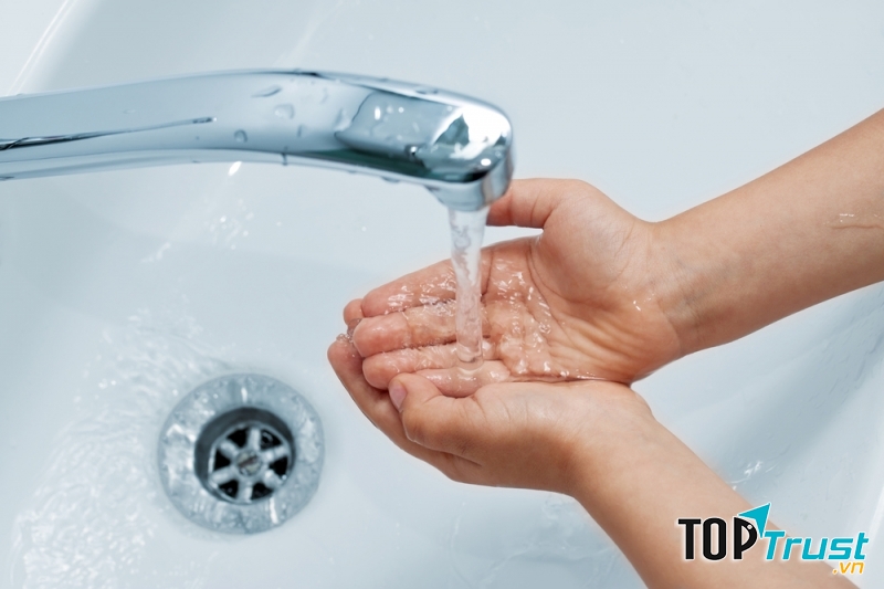 Không rửa sạch tay trước khi dùng thuốc nhỏ mắt là một trong những sai lầm hay mắc phải