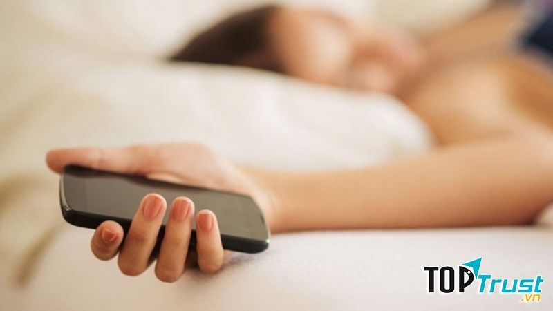 Hạn hé sử dụng điện thoại buổi sáng