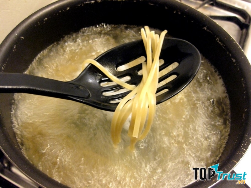 Cần thử độ chín của sợi mì trong lúc luộc