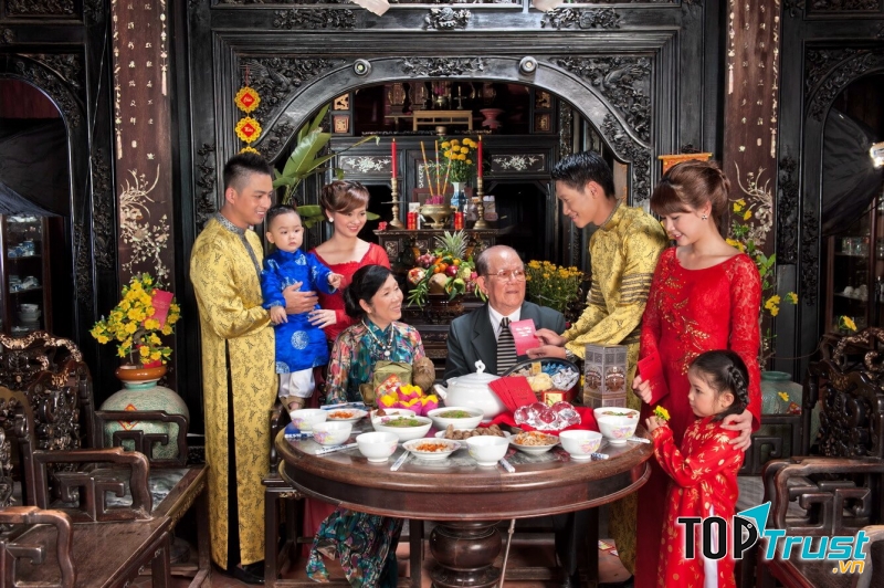 Ngày Tết mọi người đều vui vẻ, quây quần bên nhau