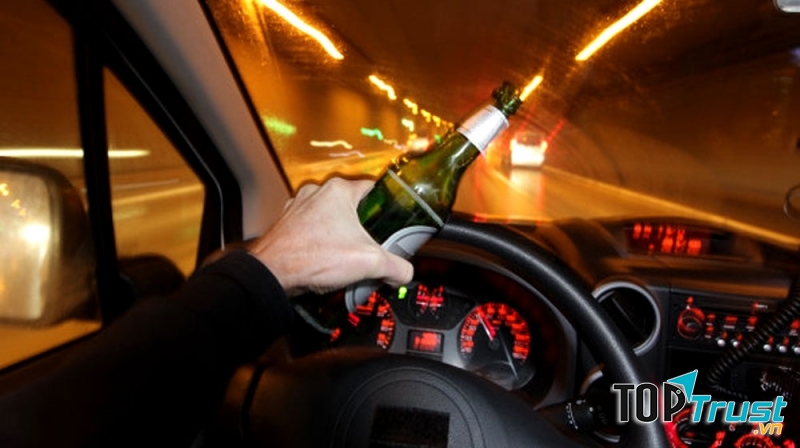 Uống rượu bia khi lái xe là rất nguy hiểm
