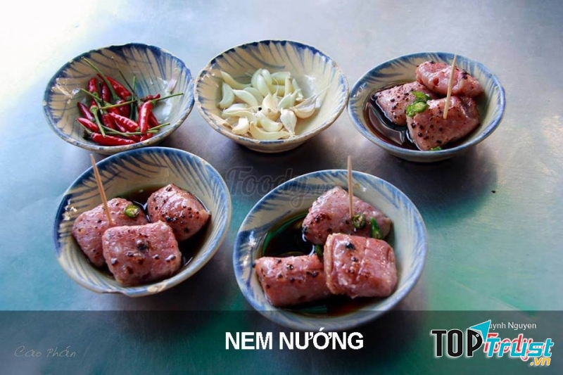 Nem nướng đặc sản đường Ngô Văn Sở