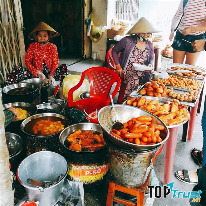 Khu ăn vặt hẻm 181 Xóm Chiếu, quận 4