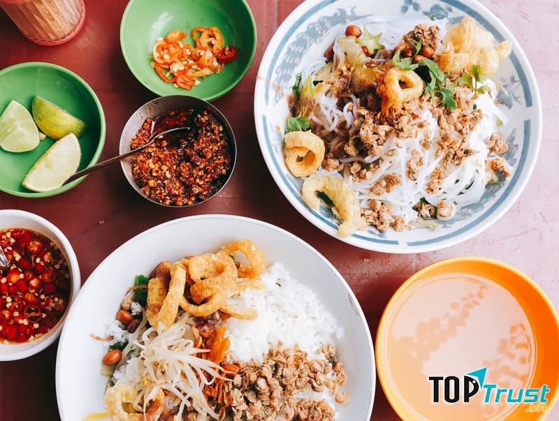 Khu ăn vặt hẻm 284 Lê Văn Sỹ