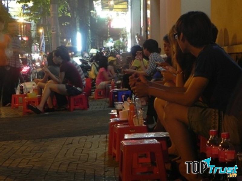 Khu ăn vặt hẻm 51 Cao Thắng, quận 3