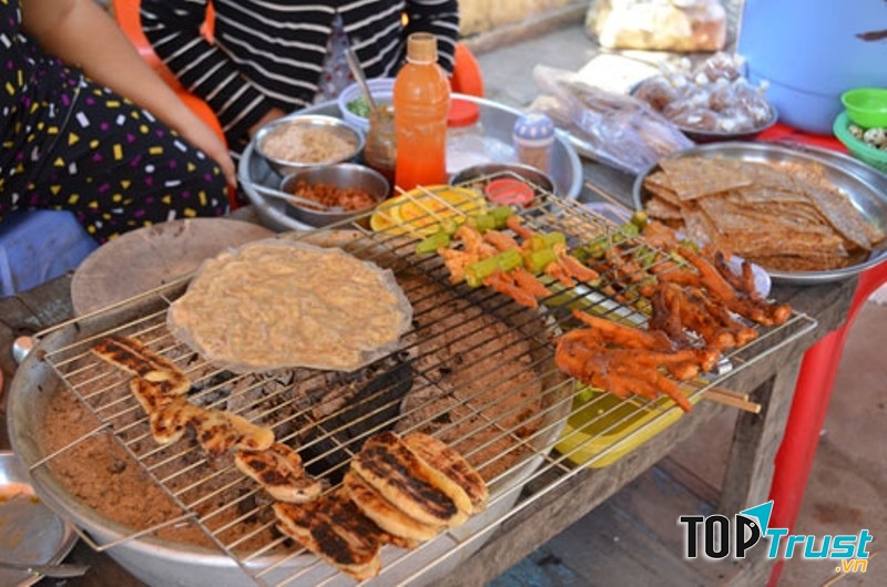 Khu ăn vặt làng Đại Học