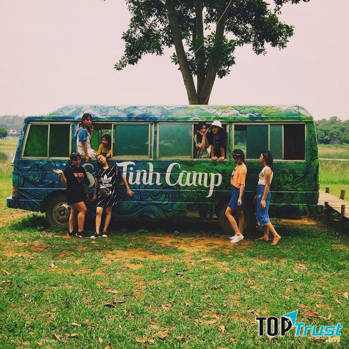 Các bạn trẻ thường tạo dáng bên chiếc màu xanh nổi bật