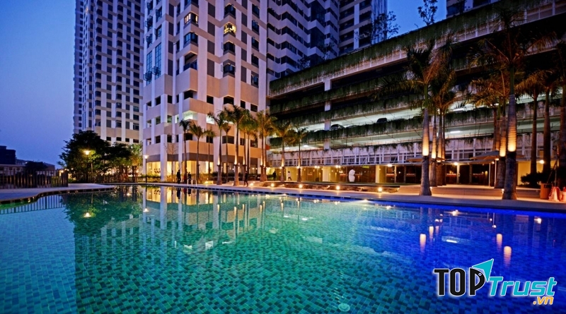 Bể bơi ở khu căn hộ Mulberry Lane