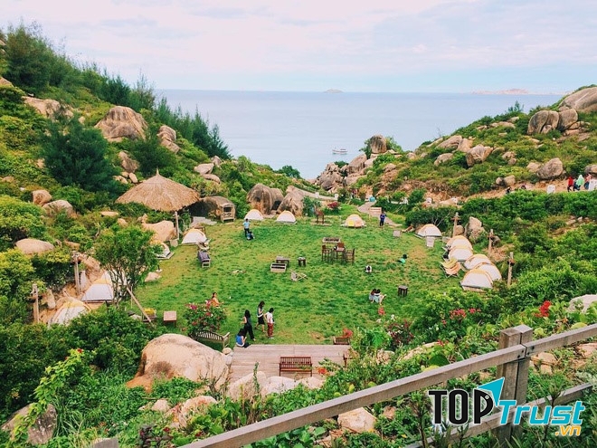 Khu lều trại hướng ra biển