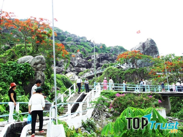 Những cây cầu thang nhỏ dẫn từng đoàn khách lên đồi