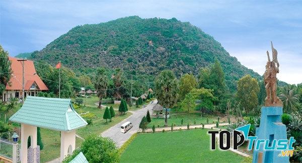 Đường vào Khu di tích đồi Túp Dụp