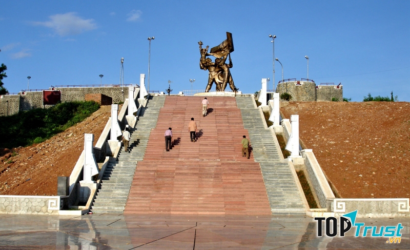 Tượng đài chiến thắng Điện Biên Phủ.