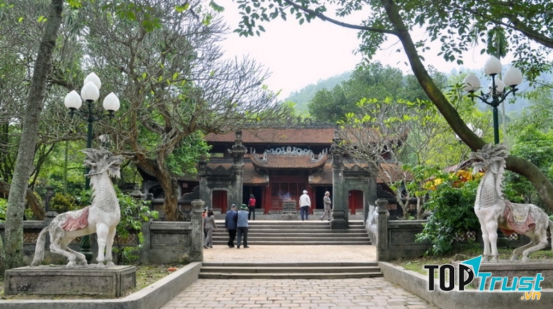 Chính điện Đền Sóc