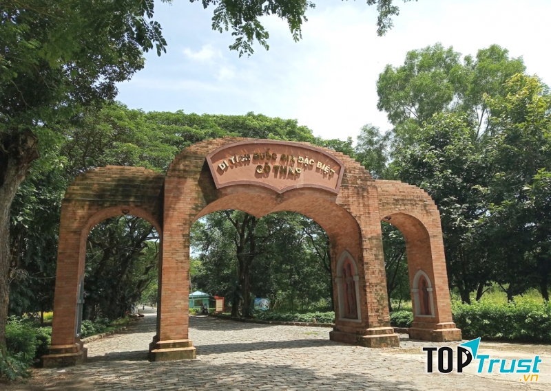 Cổng chào khu di tích Gò Tháp