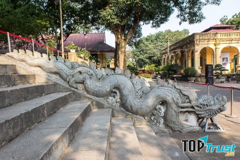 Thềm rồng đá ở điện Kính Thiên