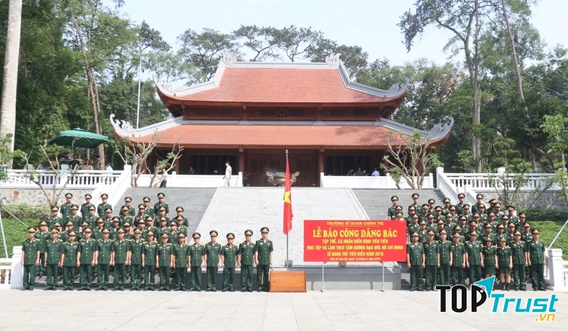 Cán bộ chụp ảnh tại Lăng tưởng niệm Bác
