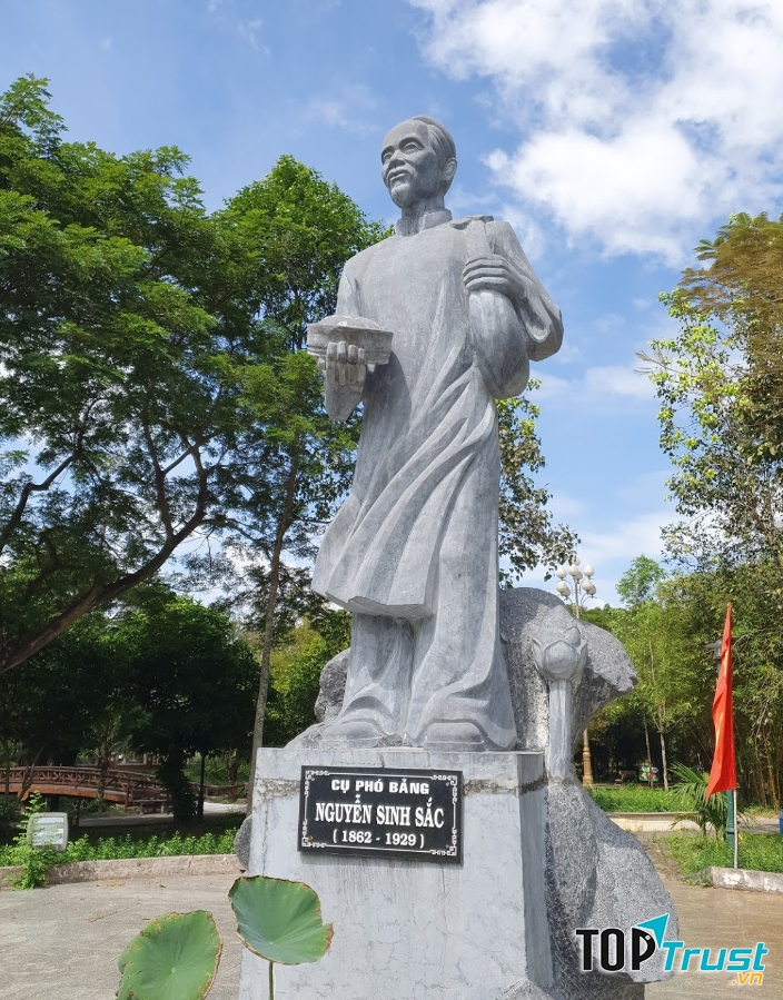 Tượng cụ Phó bảng Nguyễn Sinh Sắc trong khuôn viên