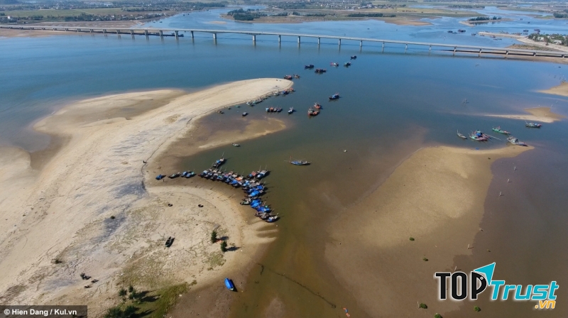 Làng cá Cửa Nhượng