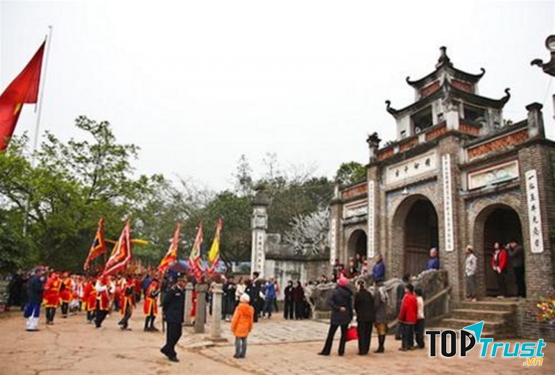 Cổng đền Cổ Loa