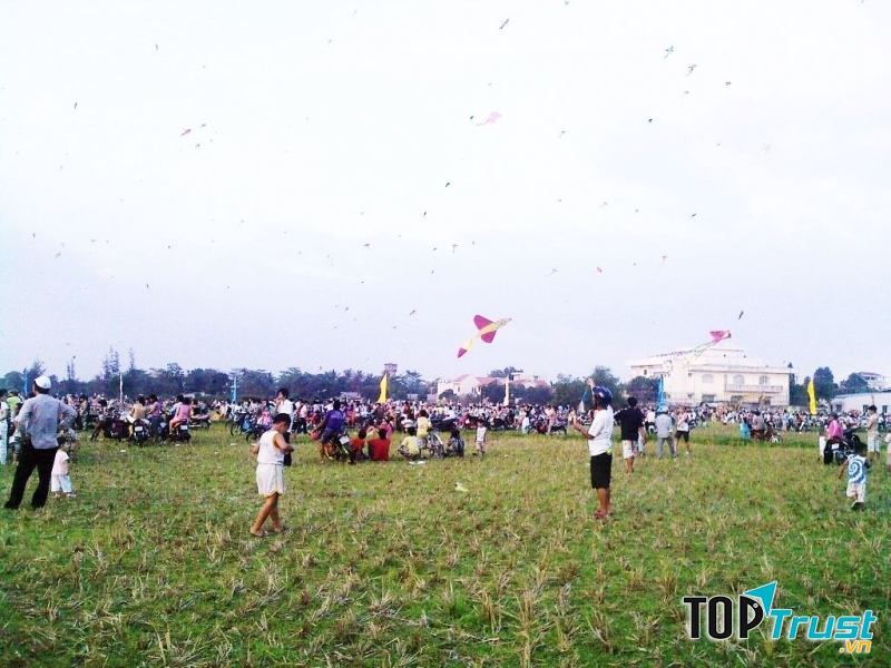 Rất đông người tập trung về đây thả diều