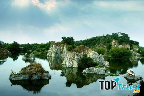 Hồ Long Ẩn mang vẻ đẹp thơ mộng