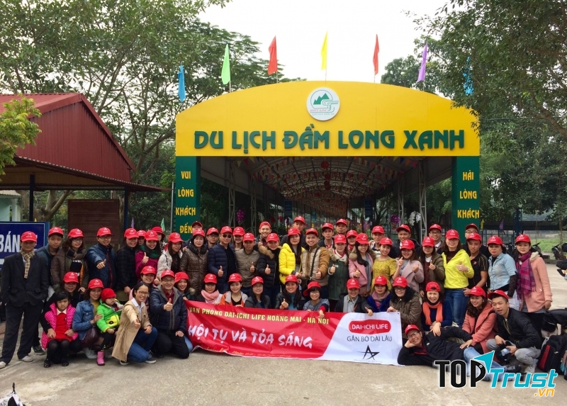 Đoàn khách du lịch chụp ảnh tại đường vào trong khu Đầm Long