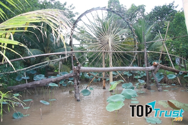 Cây cầu nhỏ bắc qua sông được tái hiện lại một cách chân thực và sinh động về một miền quê Tây Nam Bộ