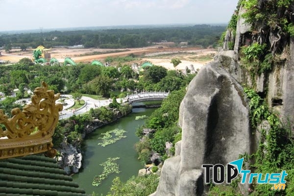 Thế giới yên bình trong khu du lịch Hồ Bình An khác xa sự ồn ào tấp nập người qua kẻ lại, xe cộ đông đúc phía ngoài xa lộ Hà Nội