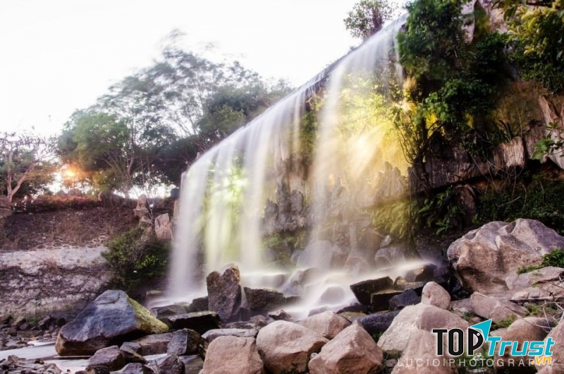 Thác nước Hồ Mây