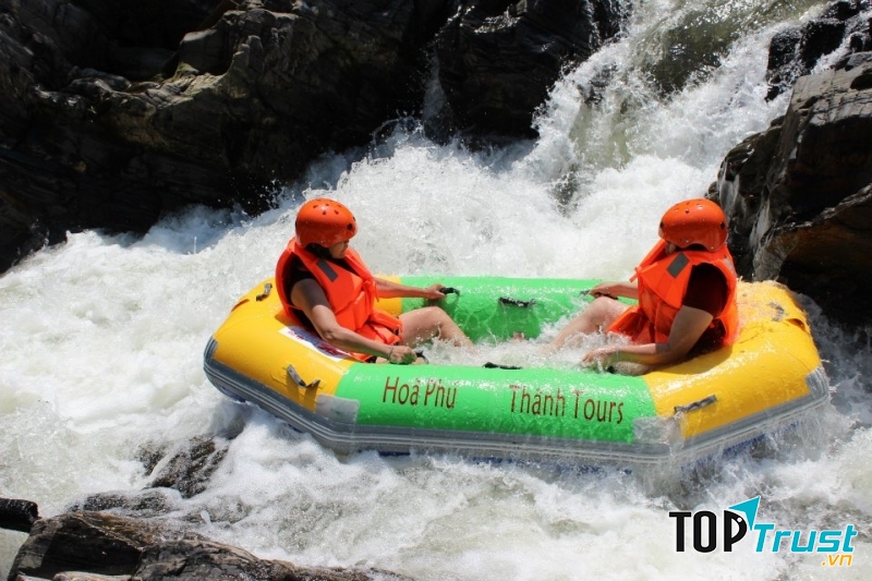 Trượt thác bằng thuyền.
